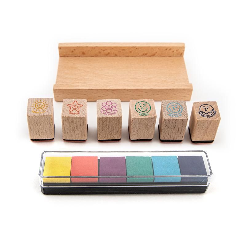 928009_e Holz-Lehrerstempel im Tischaufsteller mit integrierten Stempelkissen 13-teilig