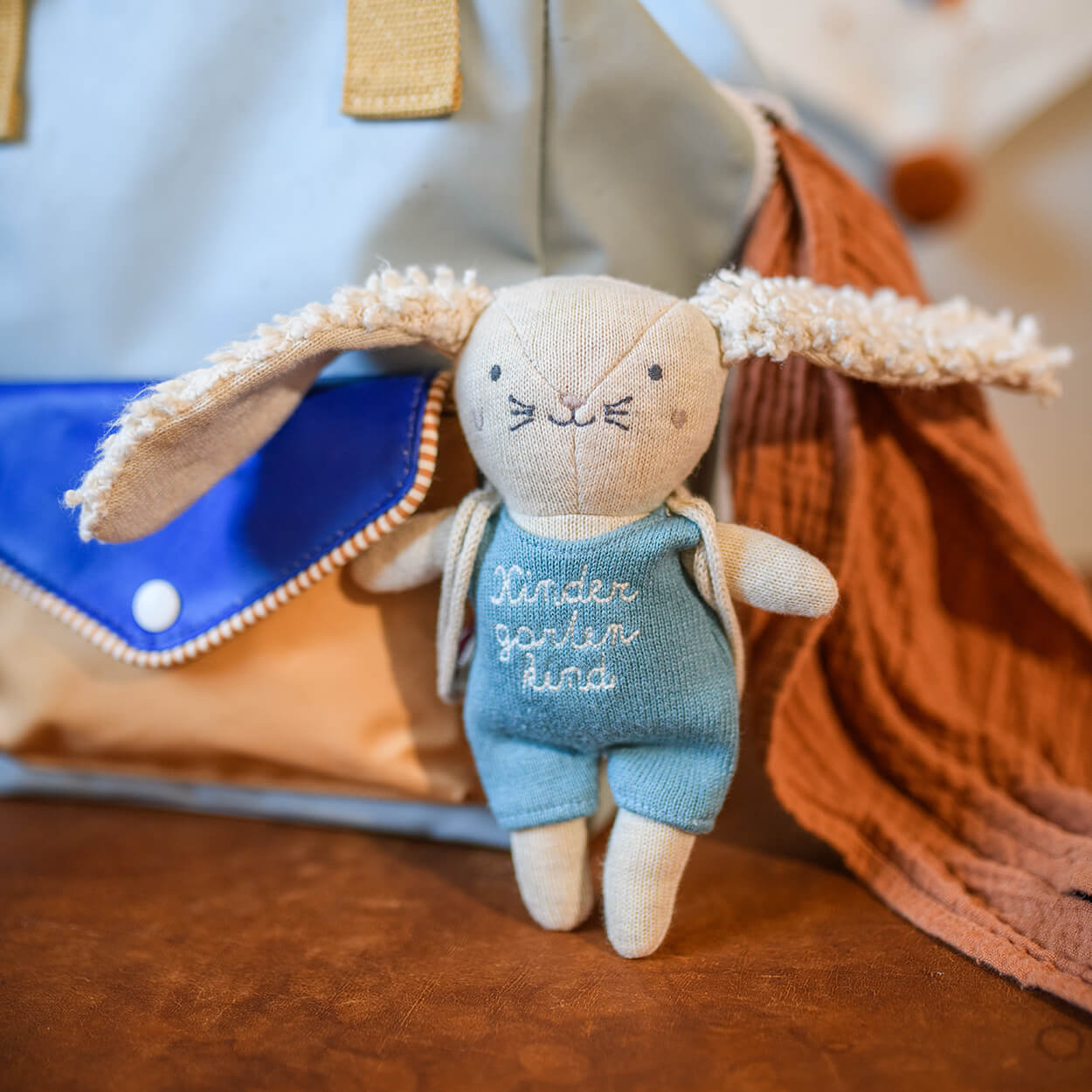Hase “Kindergartenkind” mit Rucksack und hellblauem Anzug