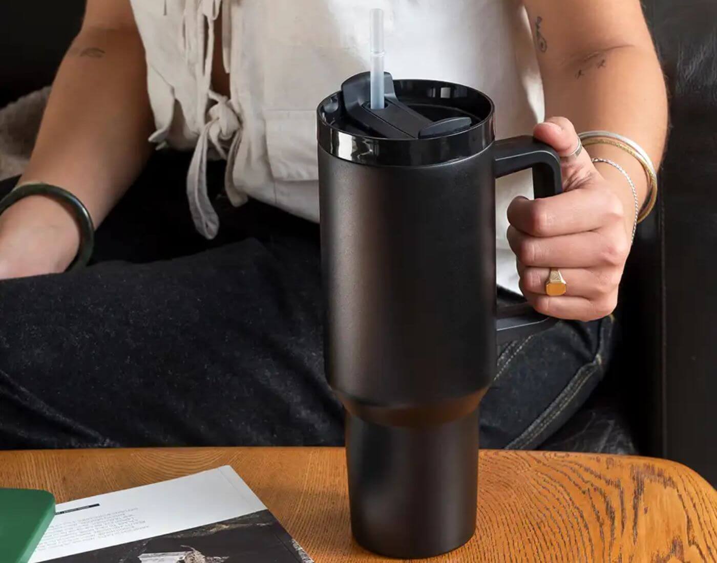 Reise-Trinkbecher mit Griff (1,2L) - Schwarz