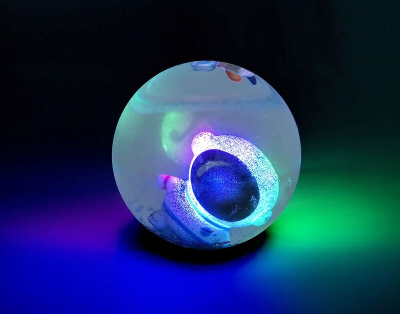 Leuchtender Springball - Astronaut