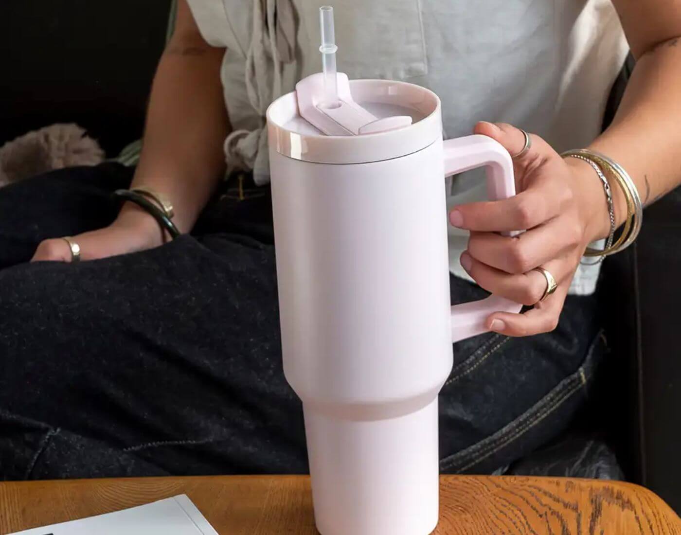 Reise-Trinkbecher mit Griff (1,2L) - Hellrosa