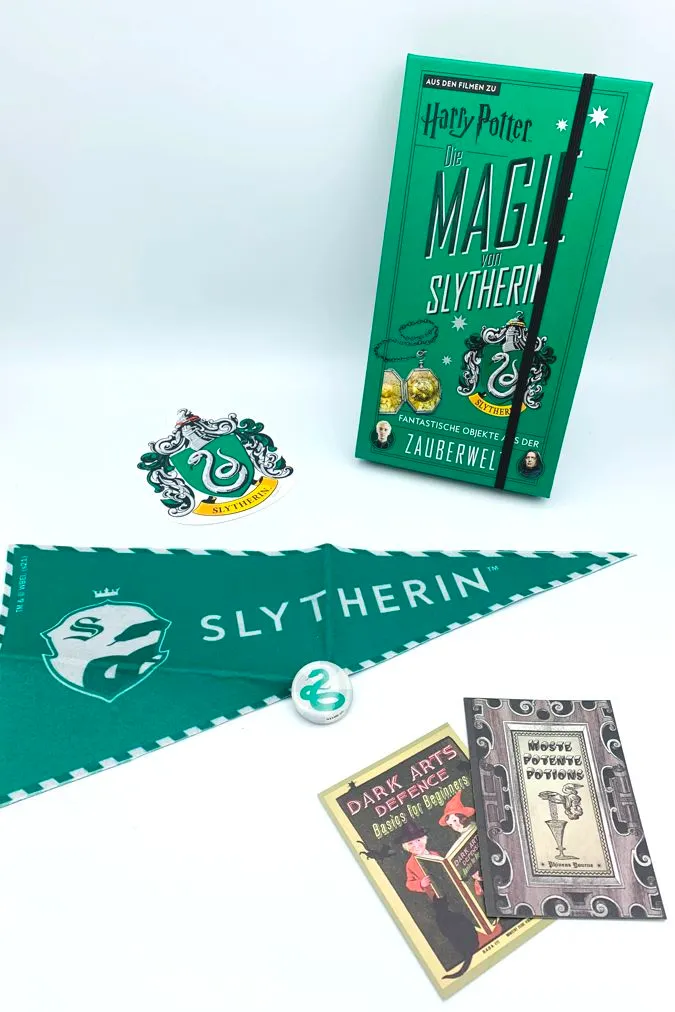 harry-potter-magie-slytherin-mit-banner-button Aus den Filmen zu Harry Potter - Die Magie von Slytherin