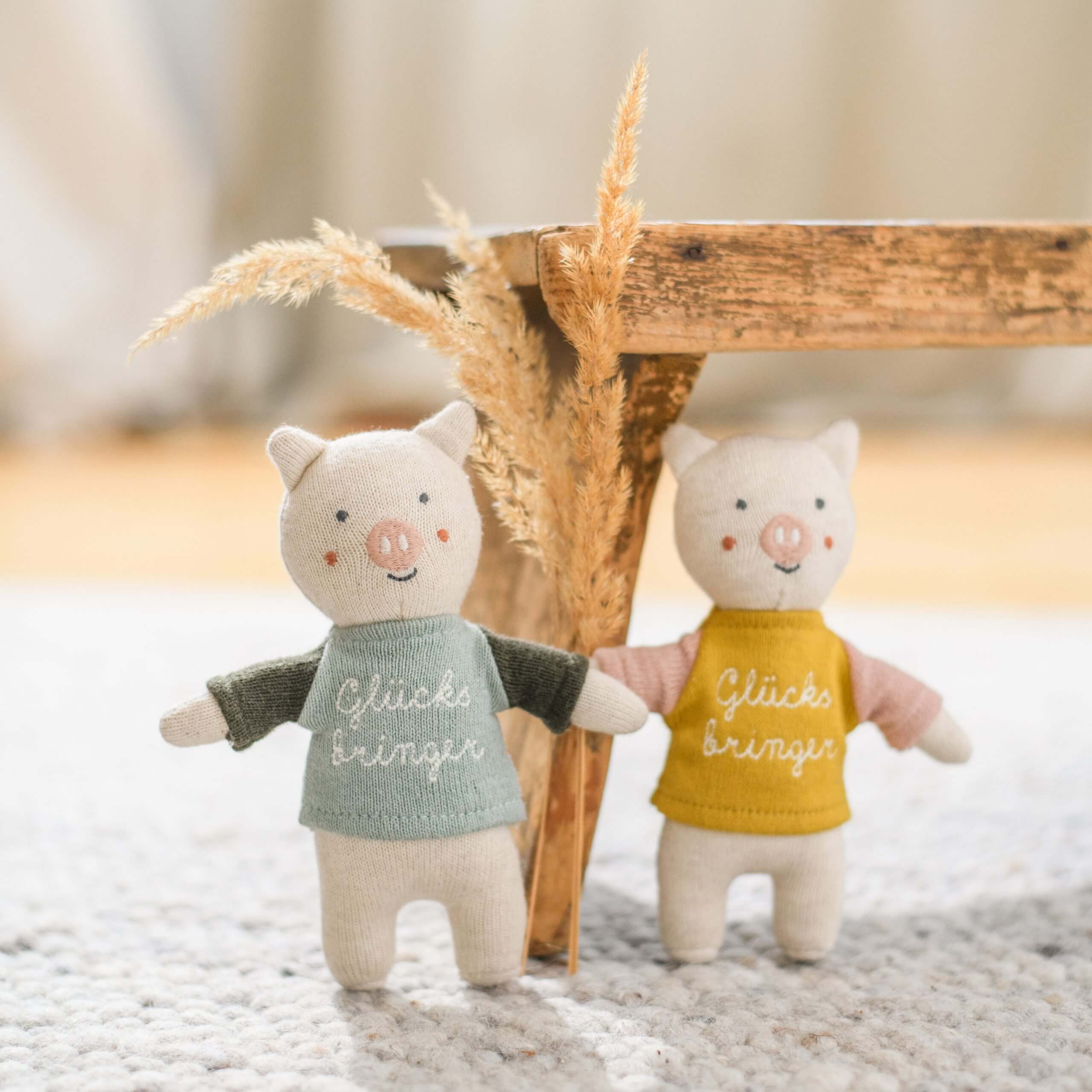 Glücksbringer-Schwein mit Shirt in gelb/rosa
