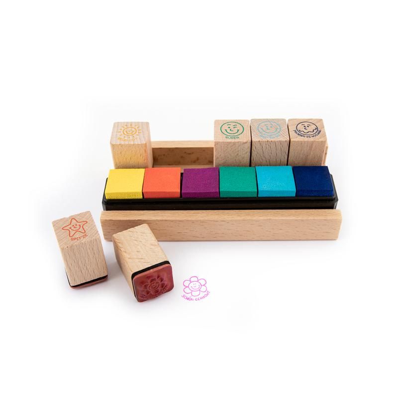 928009_b Holz-Lehrerstempel im Tischaufsteller mit integrierten Stempelkissen 13-teilig