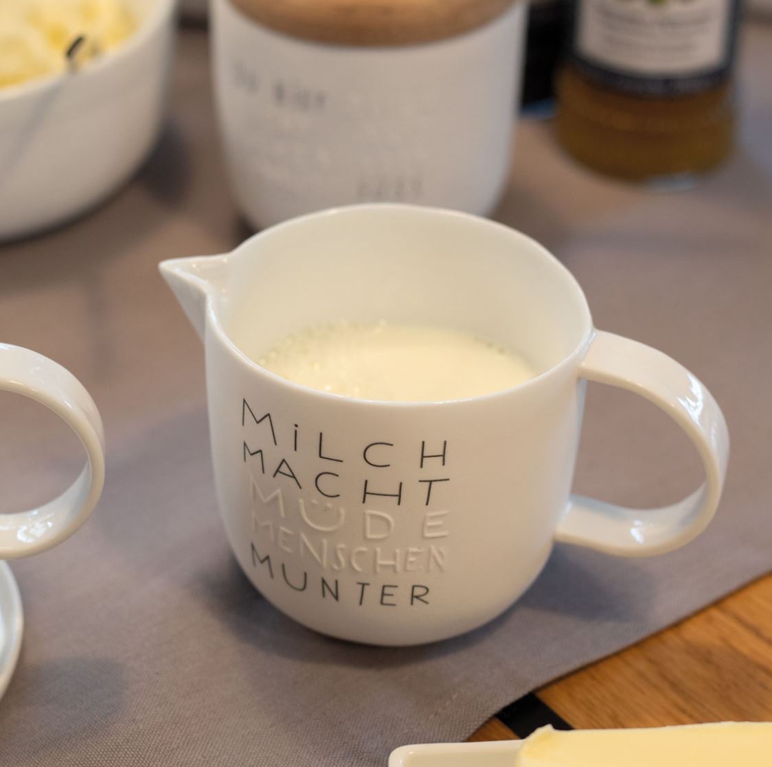 Guten Morgen. Milchkännchen "Milch macht müde Menschen munter"