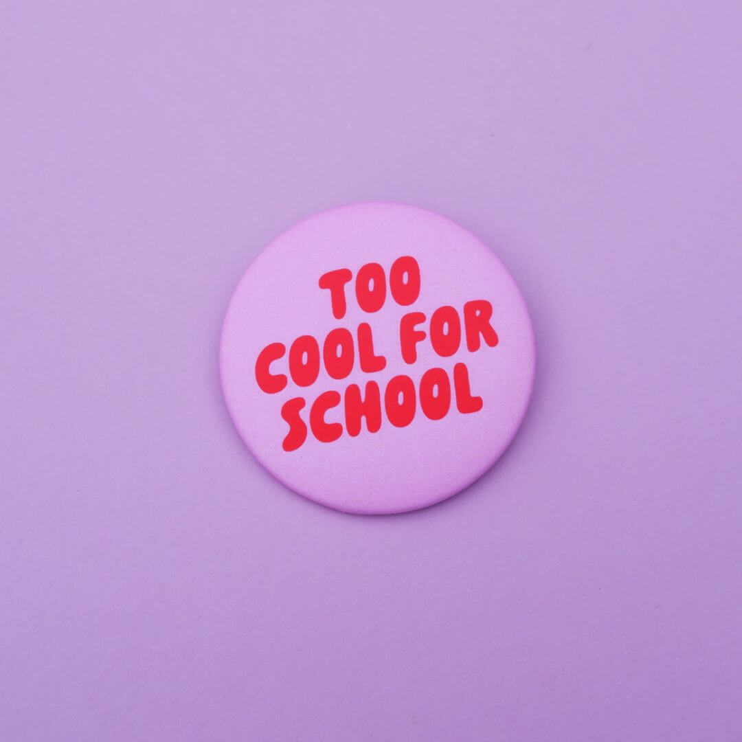 Button Too cool for school - rosa/rot
