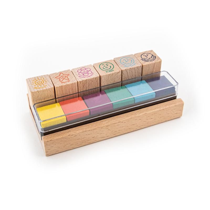 928009_d Holz-Lehrerstempel im Tischaufsteller mit integrierten Stempelkissen 13-teilig