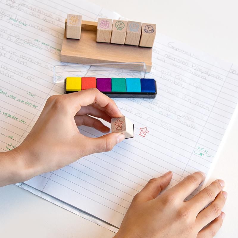 928009_f Holz-Lehrerstempel im Tischaufsteller mit integrierten Stempelkissen 13-teilig