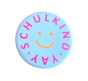 Button (weiß) Schulkind YAY - Schrift: Neon Pink, Smiley: Neon Orange