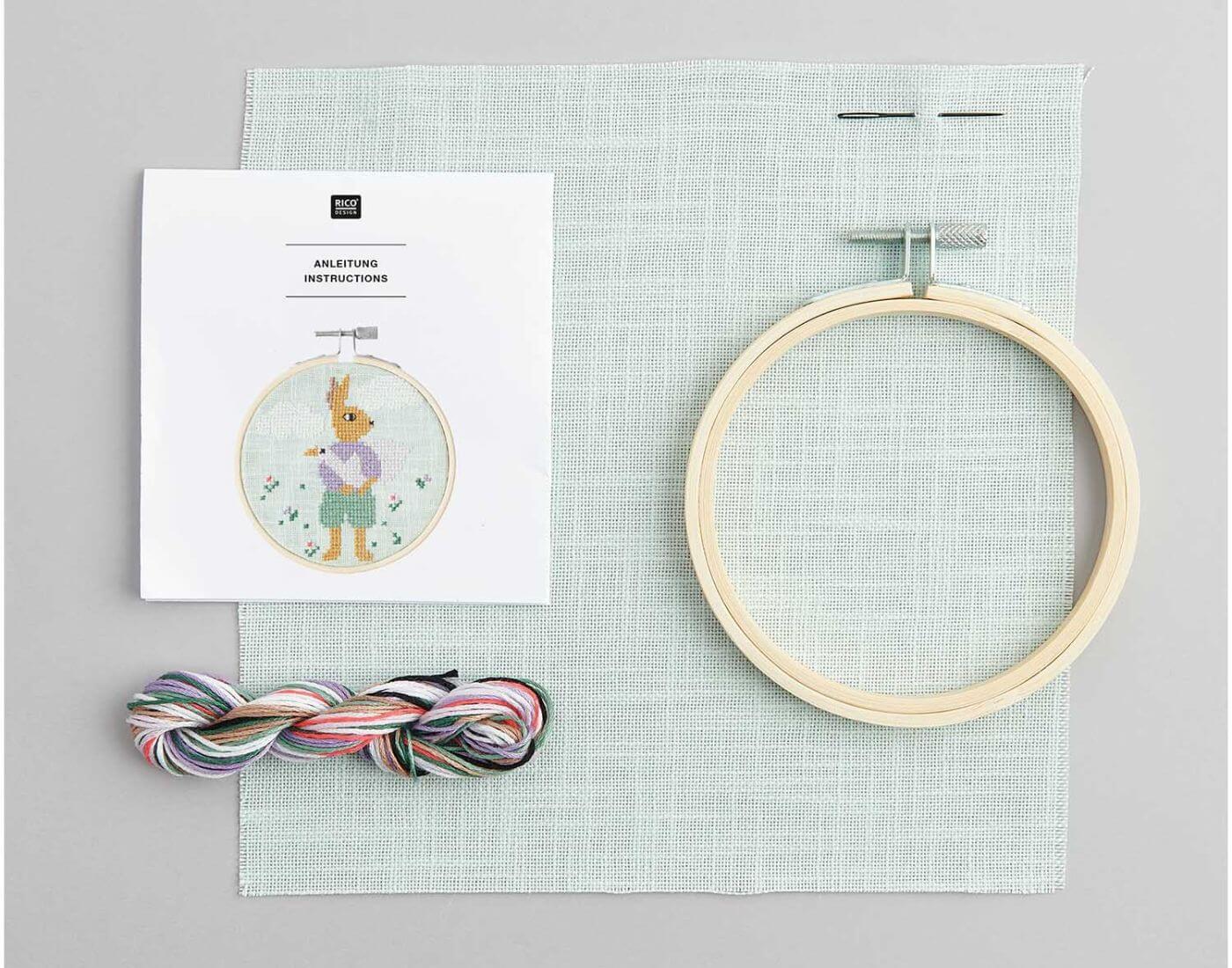 Stickpackung Bild Hase mit Gans im Arm