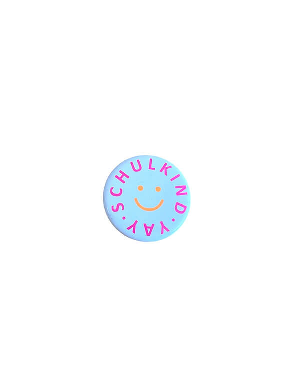 Button (weiß) Schulkind YAY - Schrift: Neon Pink, Smiley: Neon Orange