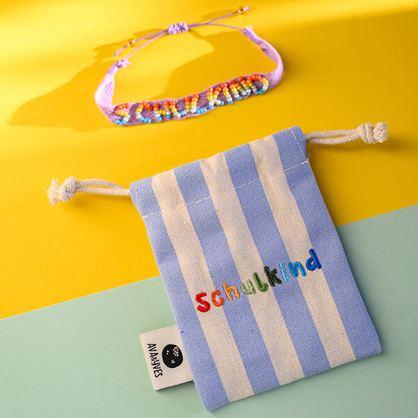 5711_Armband_Schulkind_Stickerei_flieder_01-1 Gewebtes Armband mit handbestickten Perlen Schulkind blau/weiß