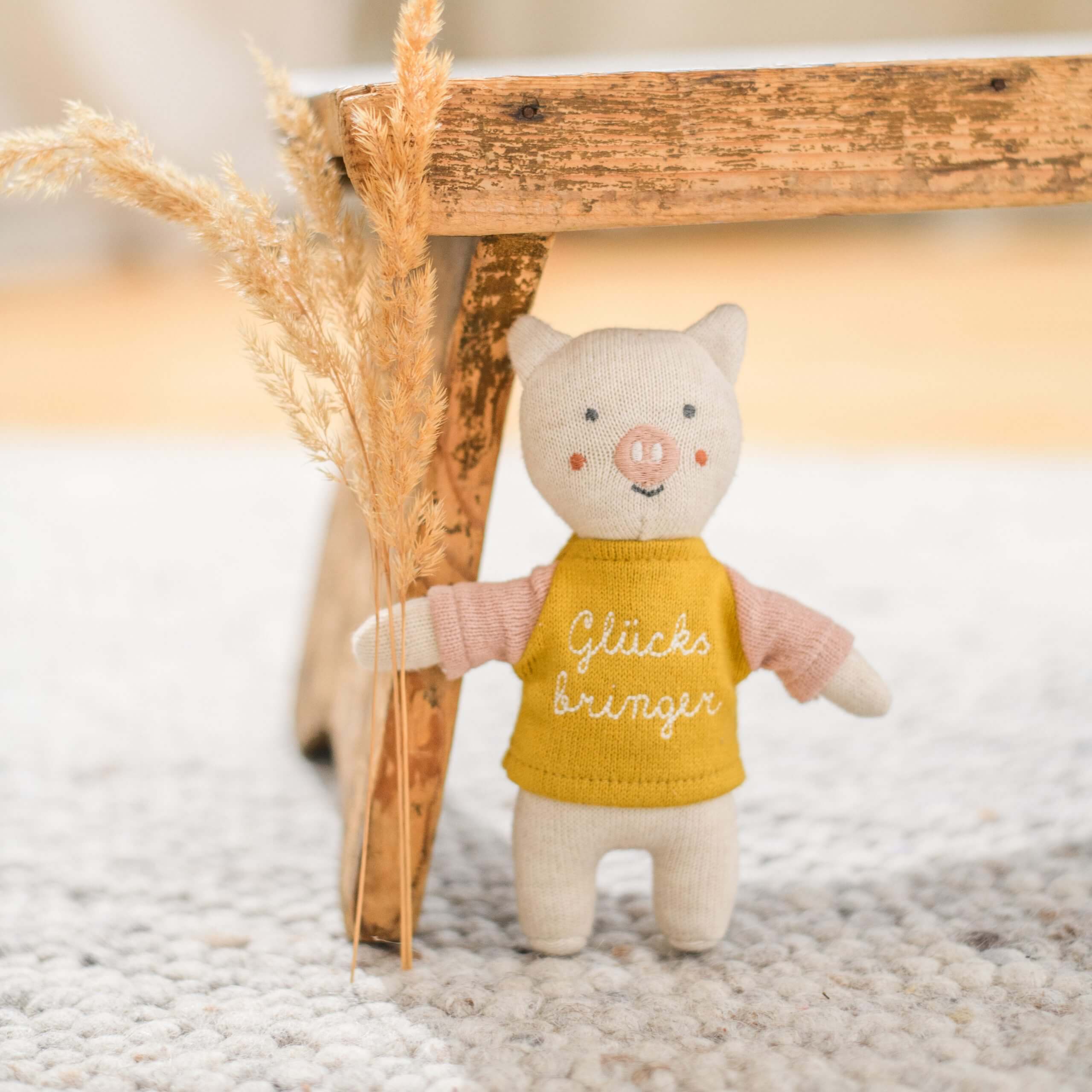 7217_Gluecksbringerschwein_Shirt_gelbrosa-scaled-2-1 Glücksbringer-Schwein mit Shirt in gelb/rosa