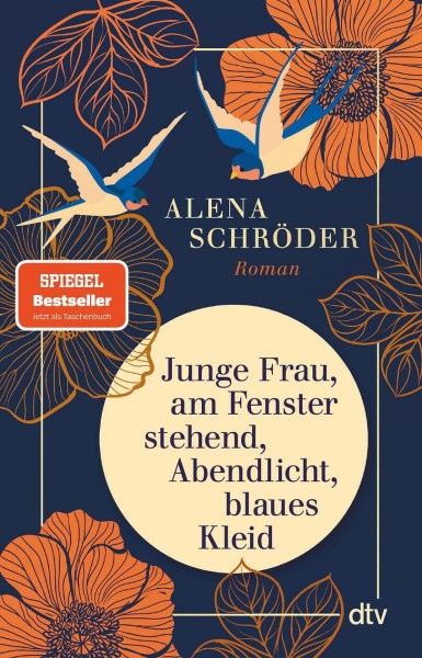 Alena Schröder: Junge Frau, am Fenster stehend, Abendlicht, blaues Kleid